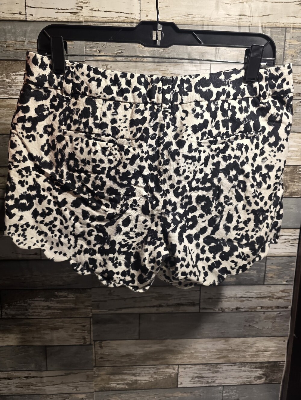 Black & White Leopard Print Scallop Hem Women's Shorts - Picture 3 of 3